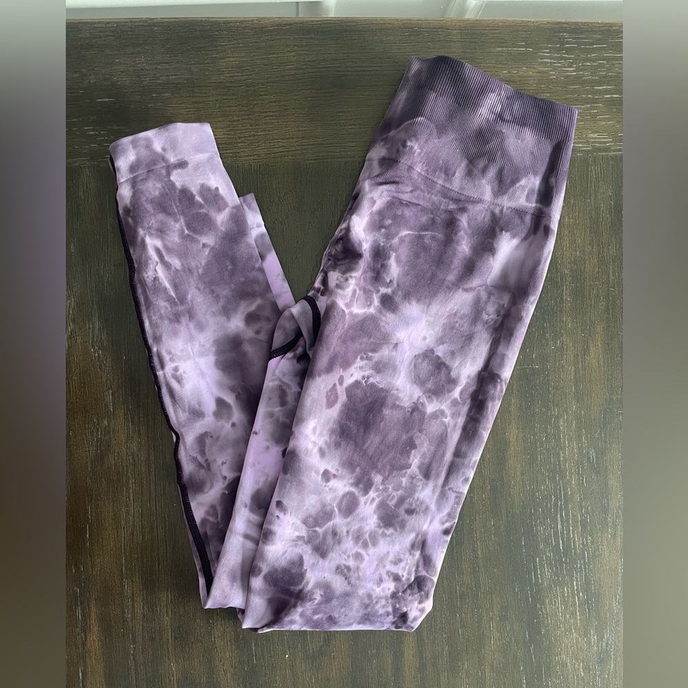 Purple, tie-dyed gym leggings